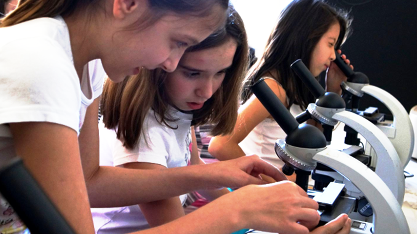 meninas no microscópio